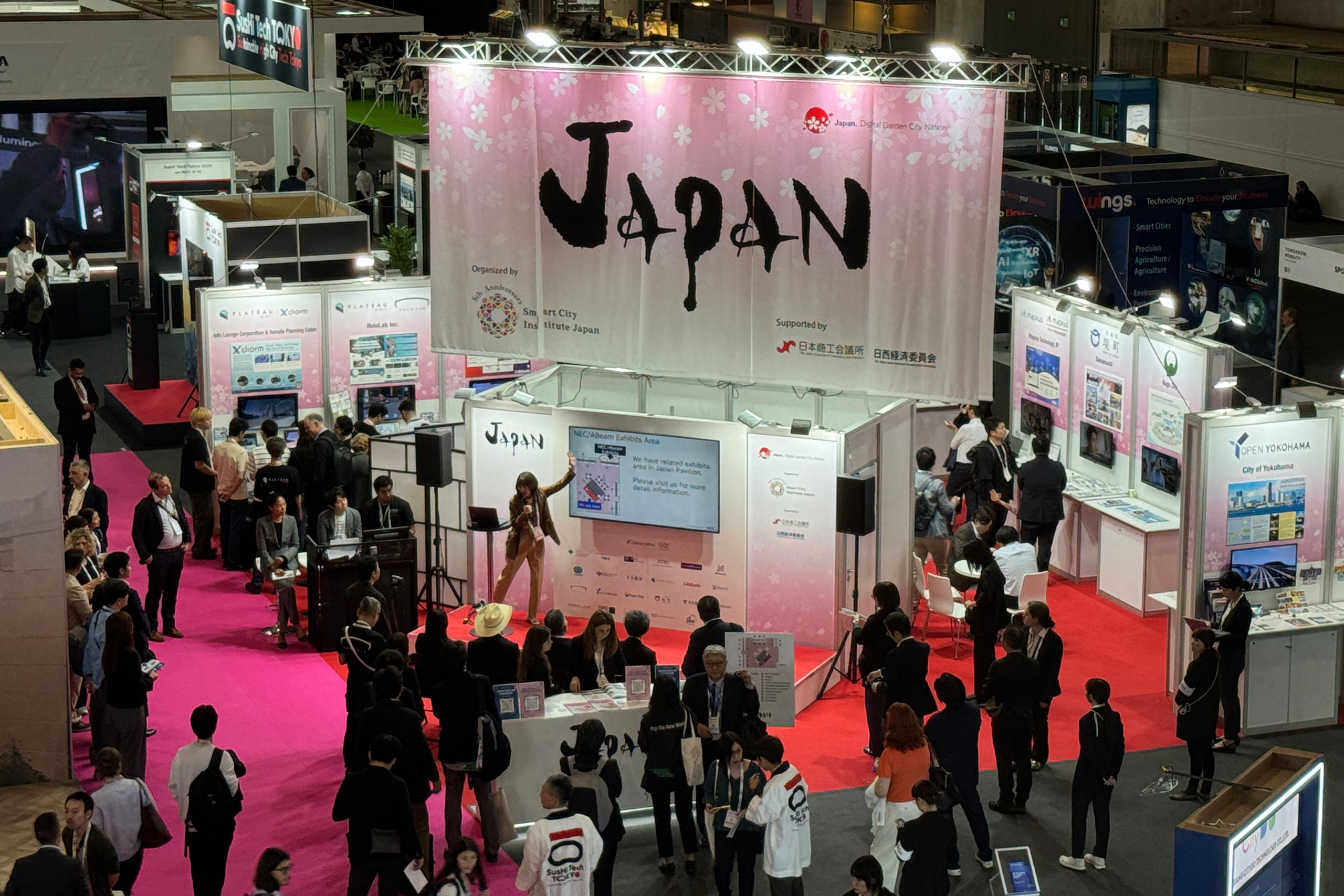 ジャパンパビリオン。桜をテーマにした華やかなデザインは多くの来場者の目を引き、撮影に来る人もいるほどだった